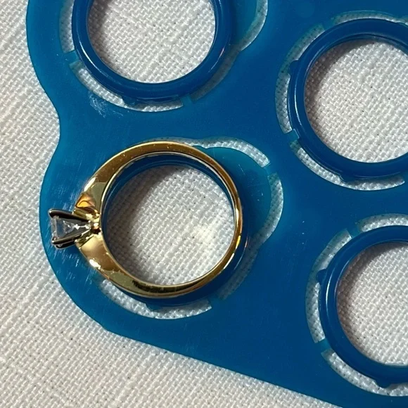 18k Gold Solitaire Diamond Ring. Diamond is .25ct S1 G; 3.5 grams. Size 4.5 - Picture 4 of 16